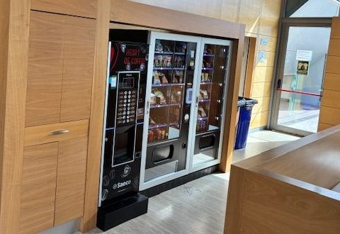 Máquina de café y combinada de Sajara Vending en una oficina